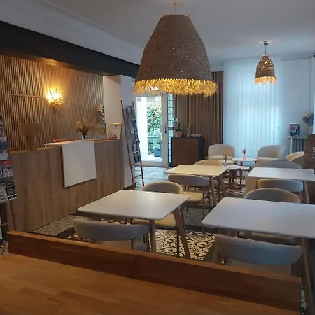 Готель Cecil Adults Only 3*